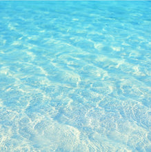 画像をギャラリービューアに読み込む, Clear blue water surface with light reflections
