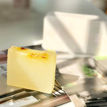 画像をギャラリービューアに読み込む, Lily Essential Oil Soap - Bathing Tapir